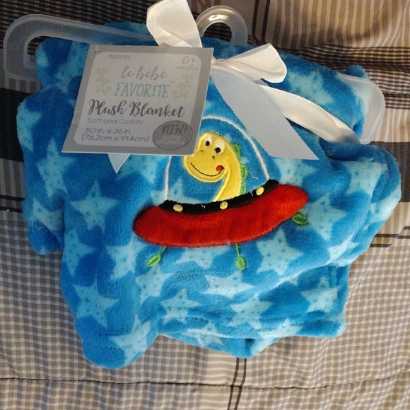 le bebe Other - Blue Star Plush Blanket with Red UFO Applique